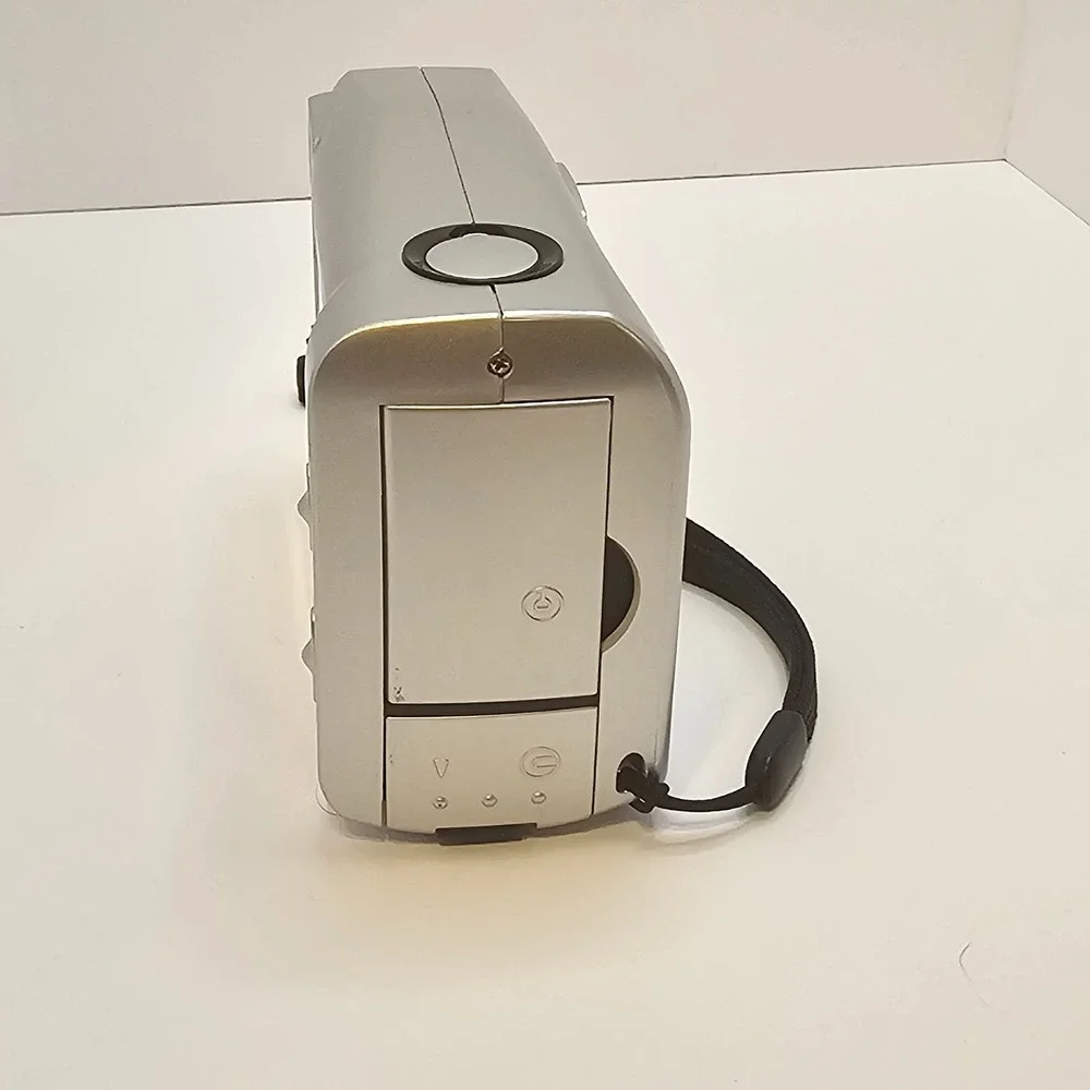 HP Photo Smart 215 digital camera with memory card powers up 4 AA's not included